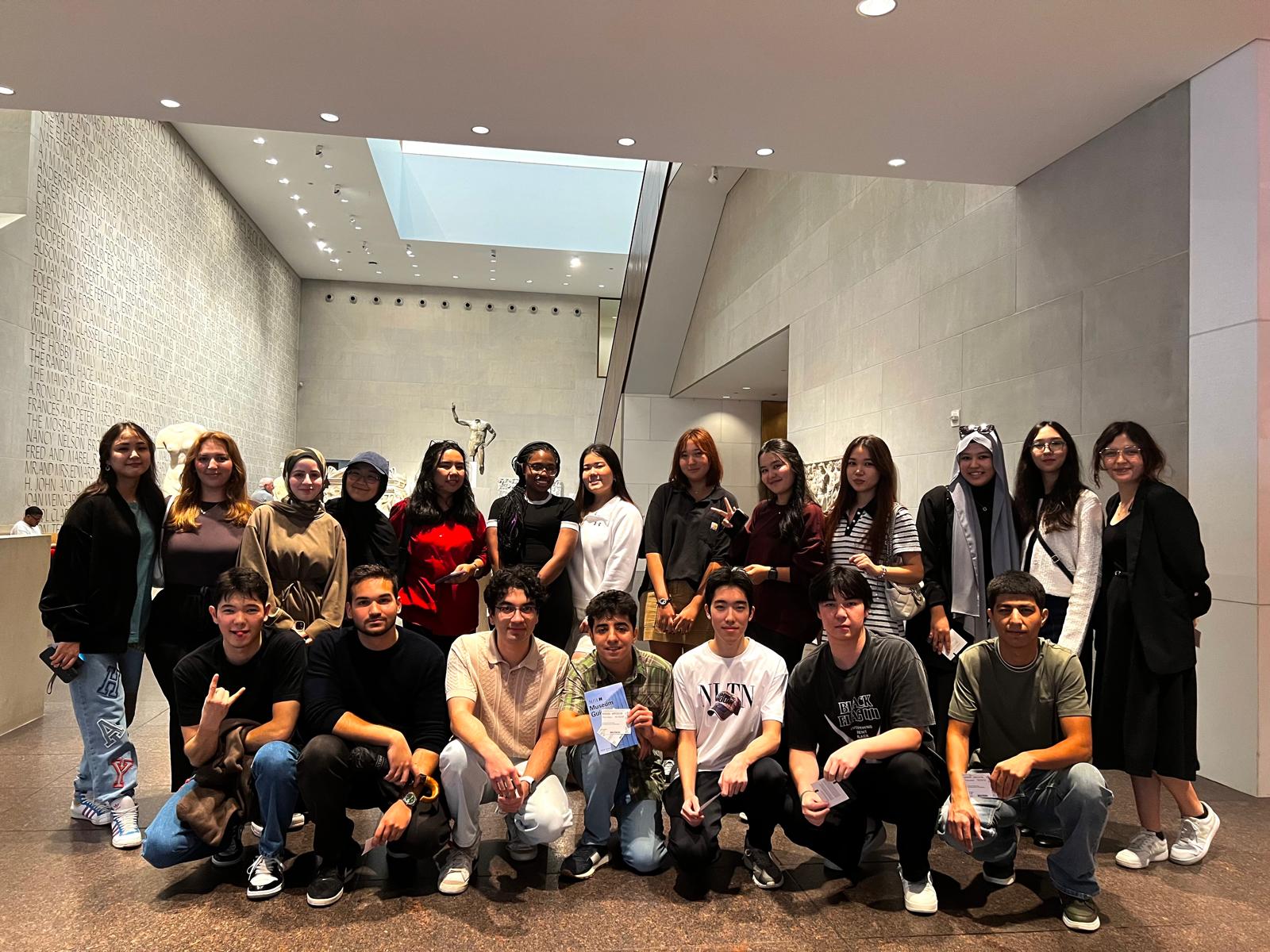 Art Club museum visit group photo